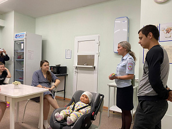 В детской больнице Первоуральска медики совместно с инспекторами ГАИ проводят занятия по безопасности дорожного движения