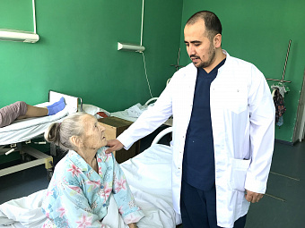 Свердловские врачи выполнили пациентам более двух тысяч операций по эндопротезированию тазобедренных суставов по ОМС в 2024 году