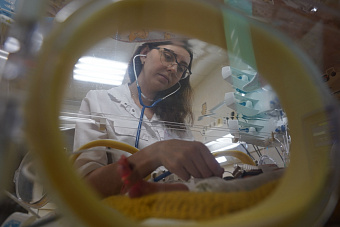 Современные технологии и любовь к детям помогли медикам ЕКПЦ в выхаживании 1,2 тысячи недоношенных детей