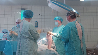 Травматологи Первоуральской городской больницы провели первую в медучреждении операцию по эндопротезированию коленного сустава