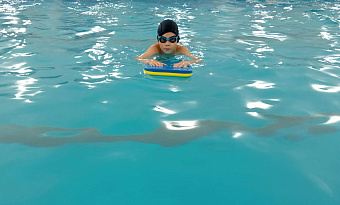 Шлифует фигуру, кожу и характер: педиатр санатория «Обуховский» рассказала о пользе плавания для детей и подростков