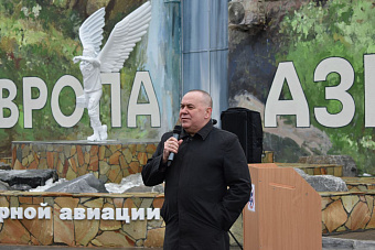 Скульптурную группу «Людям, посвятившим себя медицине катастроф и санитарной авиации» открыли в Екатеринбурге