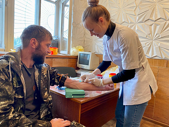 Медики двух больниц провели выездную диспансеризацию на оборонном предприятии