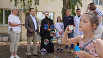 Накануне Дня семьи, любви и верности в ЕКПЦ обустроили клумбы и установили лавочки для посетителей
