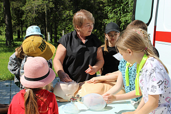Сотрудники Североуральской больницы познакомили школьников из загородного лагеря с профессией медика