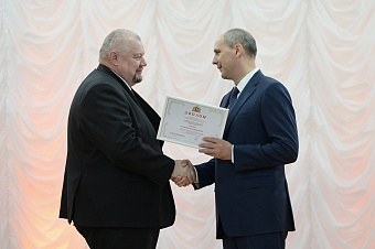 Денис Паслер наградил специальной премией 66 медицинских работников Свердловской области