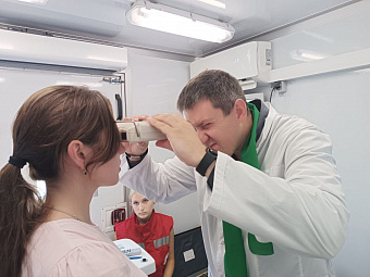 Свердловский медколледж проверил зрение более 500 любителям чтения на книжном фестивале «Красная строка»