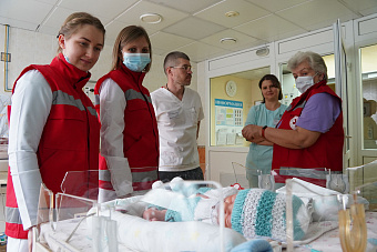 Будущие медсёстры из Новоуральска и волонтёры привезли в ЕКПЦ подарки для «торопыжек»