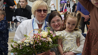 Специалисты Областной детской больницы организовали праздничную встречу с детьми, родившимися недоношенными