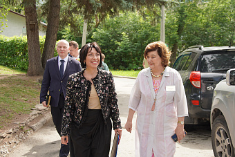 Татьяна Савинова отметила вклад Елены Николаевой в становление и развитие акушерско-гинекологической службы