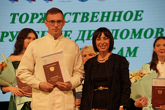 Татьяна Савинова вручили дипломы выпускникам СОМК