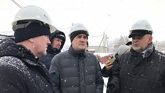 Алексей Шмыков и Денис Демидов проинспектировали строительство поликлиники в Артёмовском
