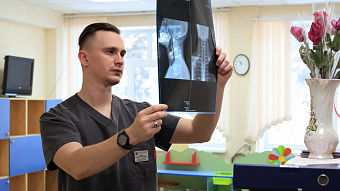 Коллектив отделения детской хирургии Серовской городской больницы пополнил молодой специалист — хирург Андрей Крылов