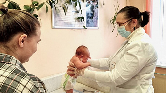 Детям — осмотр, врачам — знания: специалисты выездной поликлиники ОДКБ с начала года осмотрели порядка 300 юных свердловчан