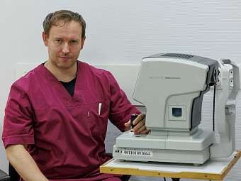 «Метод верблюда не работает»: врач объяснил, почему не стоит плевать в глаз при ячмене