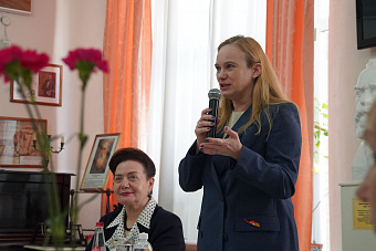 Региональный Минздрав поздравил ветеранов свердловского здравоохранения — наставников молодых медиков — с Днём учителя