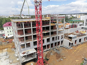 Строители в соответствии с графиком возводят уникальный по своим масштабам терапевтический корпус больницы в Верхней Пышме