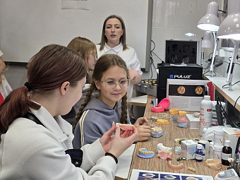 Более 200 юных уральцев посетили Свердловский областной медицинский колледж в рамках Дня открытых дверей